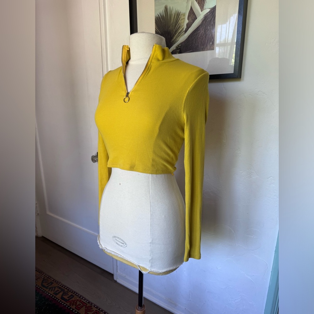 Super down yellow cropped long sleeve zip up ribbed shirt size small